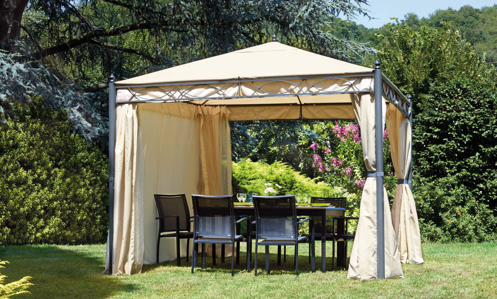 Permette di godere appieno del giardino durante la bella stagione il gazebo Oregon Quadrato (GAZ 371) di Greenwood con i pali in ferro epoxy antracite e la copertura in poliestere resinato color Sabbia; è dotato di tende laterali per la massima privacy e tende mosquito per evitare sgradevoli punture di insetto. Misura L 300 x P 300 x H 274 cm. Prezzo 490 euro. www.greenwoodgarden.it Permette di godere appieno del giardino durante la bella stagione il gazebo Oregon Quadrato (GAZ 371) di Greenwood con i pali in ferro epoxy antracite e la copertura in poliestere resinato color Sabbia; è dotato di tende laterali per la massima privacy e tende mosquito per evitare sgradevoli punture di insetto. Misura L 300 x P 300 x H 274 cm. Prezzo 490 euro. www.greenwoodgarden.it