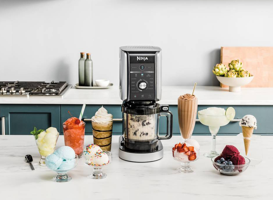Preparare granite, frappé, frozen yogurt e bevande ghiacciate in casa è semplice con Ninja CREAMi Deluxe NC501UK perché ha pala azionata da due potenti motori che polverizza ghiaccio e altri ingredienti congelati in pochissimi minuti. Ha più programmi tra cui quelli specifici Granita, Bevanda ghiacciata, Frappè e Frozen Yogurt. È fornita con 3 vasetti da 709 ml con coperchio e ricettario. Misura L 30,5 x P 21 x H 42 cm. Prezzo 259,99 euro. www.ninjakitchen.it