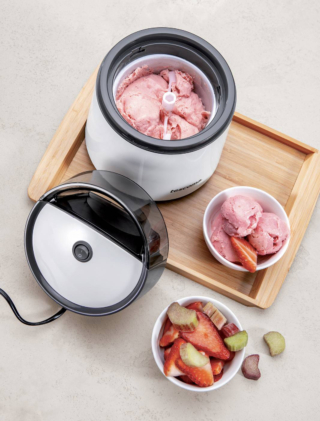 Ad accumulo, la gelatiera GrandChef di Tescoma è fornita con ricettario per preparare gelati, granite e sorbetti alla frutta, alle creme, al cioccolato e allo yogurt. Il contenitore in alluminio è capiente 800 ml ed è facilmente estraibile. Misura Ø 17 X H 19 cm. Prezzo 69,90 euro. www.tescomaonline.com