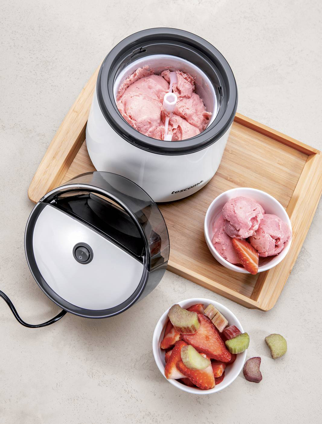 Ad accumulo, la gelatiera GrandChef di Tescoma è fornita con ricettario per preparare gelati, granite e sorbetti alla frutta, alle creme, al cioccolato e allo yogurt. Il contenitore in alluminio è capiente 800 ml ed è facilmente estraibile. Misura Ø 17 X H 19 cm. Prezzo 69,90 euro. www.tescomaonline.com