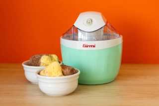 La finestra del coperchio permette di aggiungere nella gelatiera GH02 di Girmi gli ingredienti durante la preparazione. Capiente 1 litro, con potenza di 12 watt, è completamente smontabile per facilitare la pulizia. Misura Ø 18,5 X H 19,5 cm. Prezzo 49,90 euro. www.girmi.it