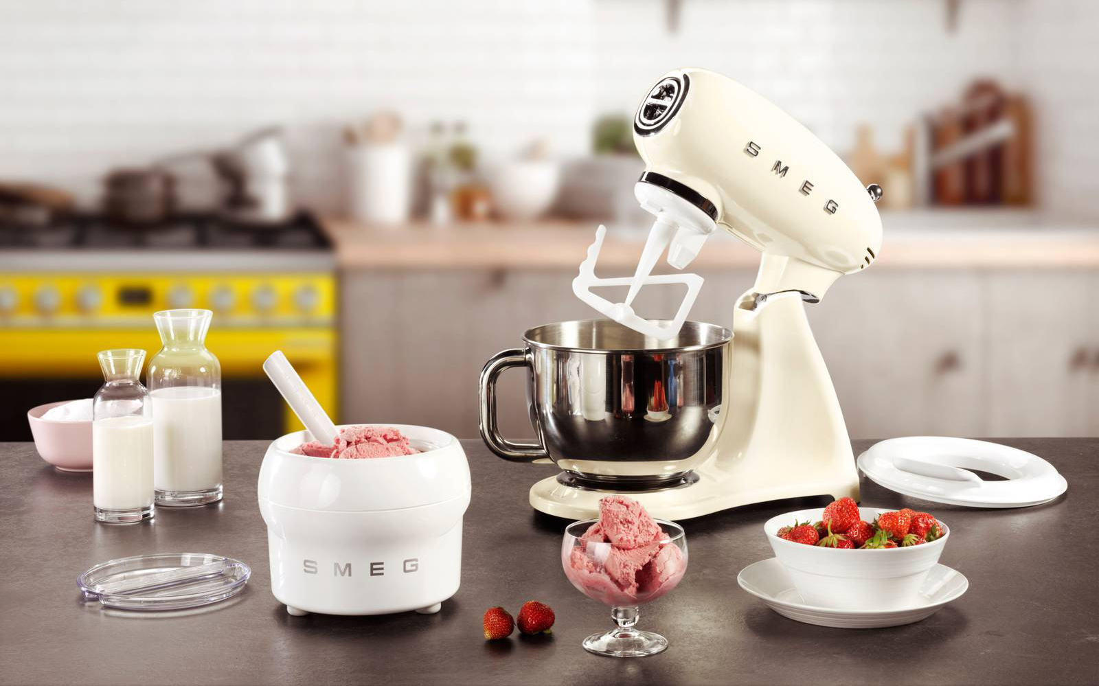 L’impastatrice Full Color 50' Style di Smeg può includere l'accessorio gelatiera, con il quale realizzare gustose ricette. Regolabile su 10 livelli di velocità per adattarsi al meglio alle diverse consistenze, ha sistema di avvio graduale Smooth Start per la massima efficienza di amalgamazione degli ingredienti e riduzione degli schizzi. Per un gelato dalla perfetta cremosità basta riporre in freezer la ciotola per 18 ore e poi in soli 20-30 minuti si può ottenere fino a 1,1 litri di gelato. Prezzo set impastatrice in estetica 50' Style color panna completa di accessorio gelatiera 688 euro. www.smeg.com