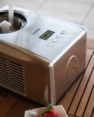 Realizzata con corpo in acciaio inox, Cremosa di G3Ferrari prepara cremosi gelati e sorbetti in meno di 60 minuti. Grazie al sistema a compressore, non è necessario pre-raffreddare la vaschetta e gli ingredienti possono essere aggiunti a temperatura ambiente attraverso il coperchio di rifornimento, senza nessuna interruzione. Ha display LCD che mostra ogni fase della lavorazione, timer regolabile e funzione di mantenimento della temperatura fino a 60 minuti dopo la fine della preparazione. La potenza è di 150 watt. Misura L 39 x P 27,5 x H 25,5 cm. Prezzo 319,90 euro. www.g3ferrari.net