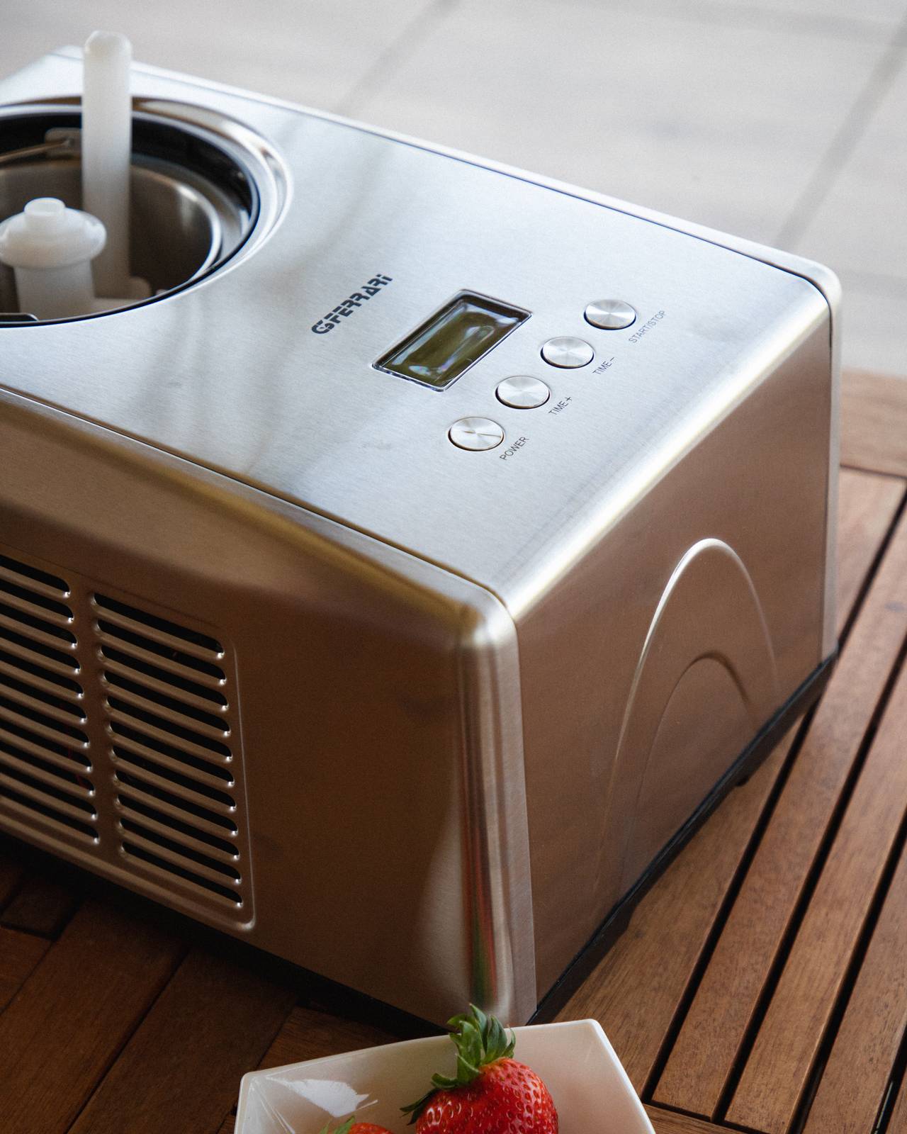 Realizzata con corpo in acciaio inox, Cremosa di G3Ferrari prepara cremosi gelati e sorbetti in meno di 60 minuti. Grazie al sistema a compressore, non è necessario pre-raffreddare la vaschetta e gli ingredienti possono essere aggiunti a temperatura ambiente attraverso il coperchio di rifornimento, senza nessuna interruzione. Ha display LCD che mostra ogni fase della lavorazione, timer regolabile e funzione di mantenimento della temperatura fino a 60 minuti dopo la fine della preparazione. La potenza è di 150 watt. Misura L 39 x P 27,5 x H 25,5 cm. Prezzo 319,90 euro. www.g3ferrari.net