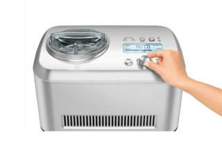 Smart Scoop™ di Sage rileva automaticamente la densità della miscela in base all’opzione selezionata e mantiene i dessert alla temperatura ideale fino a 3 ore. Permette 12 impostazioni automatiche di densità per preparare sorbetto, yogurt gelato, gelato e ice cream americano e consente di pre-raffreddare la miscela alla temperatura ottimale. Ha potenza di 200 watt. Misura L 18 x P 41 x H 27 cm. Prezzo 419,90 euro. www.sageappliances.com