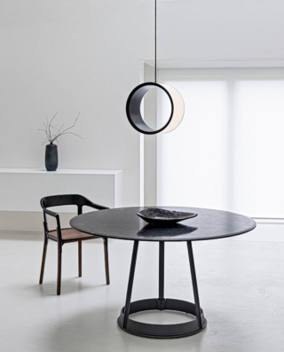 Effetto optical per la lampada  Lost di Magis che ha il corpo in ABS verniciato e il diffusore in PMMA; il cavo di sospensione è lungo cinque metri. È disponibile in due formati, S e L, e può essere appesa da sola o in gruppo. Misura Ø 36 x P 21,5 x H 37 cm. Prezzo a partire da 431 euro. www.magisdesign.com Effetto optical per la lampada  Lost di Magis che ha il corpo in ABS verniciato e il diffusore in PMMA; il cavo di sospensione è lungo cinque metri. È disponibile in due formati, S e L, e può essere appesa da sola o in gruppo. Misura Ø 36 x P 21,5 x H 37 cm. Prezzo a partire da 431 euro. www.magisdesign.com