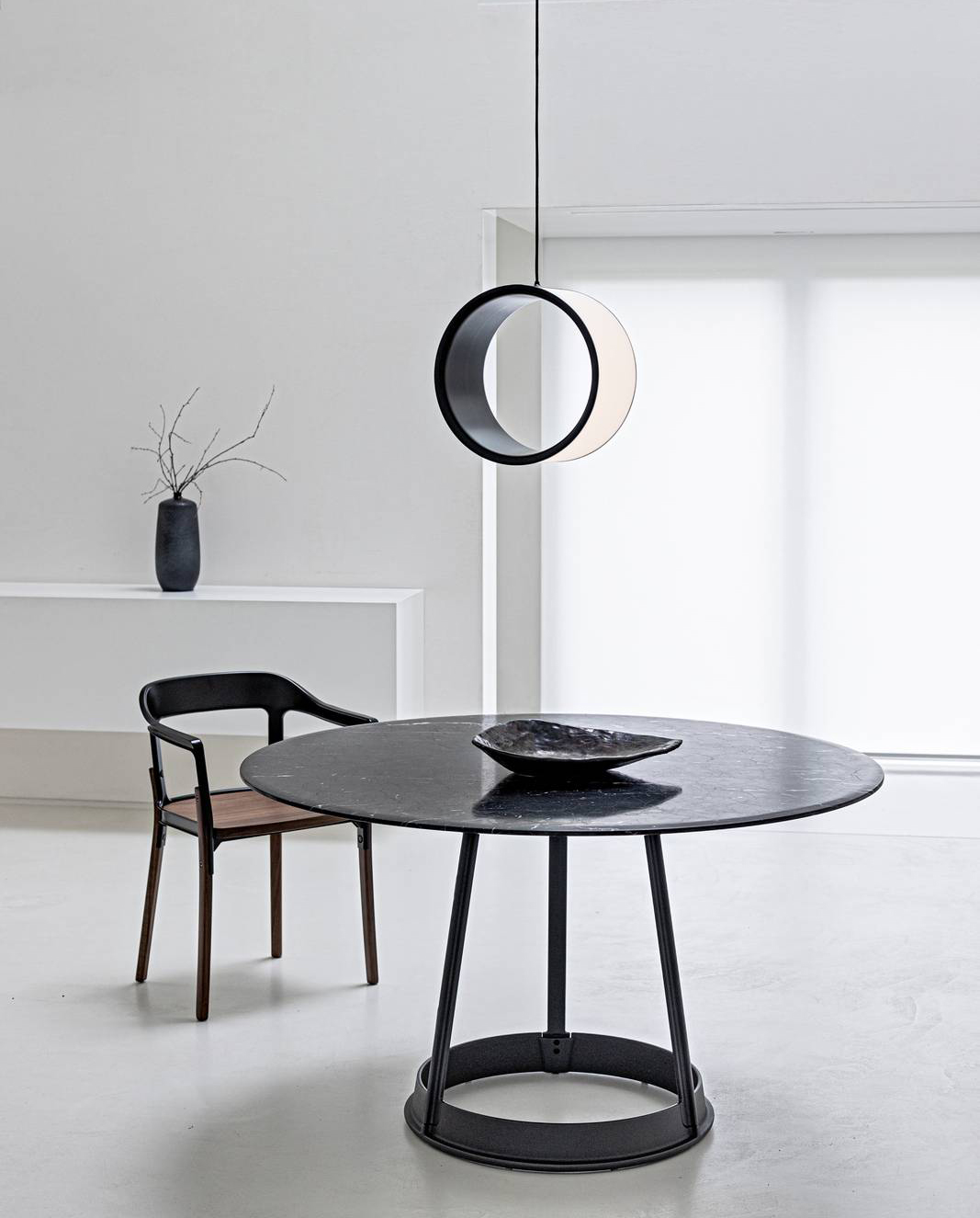 Effetto optical per la lampada  Lost di Magis che ha il corpo in ABS verniciato e il diffusore in PMMA; il cavo di sospensione è lungo cinque metri. È disponibile in due formati, S e L, e può essere appesa da sola o in gruppo. Misura Ø 36 x P 21,5 x H 37 cm. Prezzo a partire da 431 euro. www.magisdesign.com Effetto optical per la lampada  Lost di Magis che ha il corpo in ABS verniciato e il diffusore in PMMA; il cavo di sospensione è lungo cinque metri. È disponibile in due formati, S e L, e può essere appesa da sola o in gruppo. Misura Ø 36 x P 21,5 x H 37 cm. Prezzo a partire da 431 euro. www.magisdesign.com