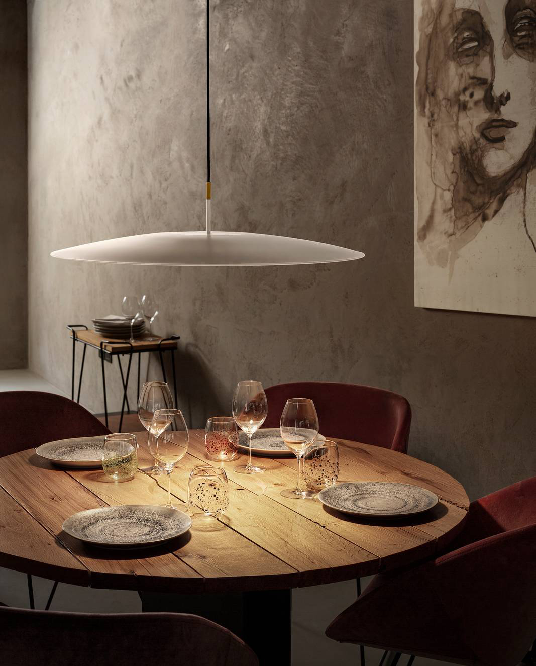 Proietta il fascio di luce direttamente sul tavolo la sospensione Overfly Plus di Olev che ha un design minimale e raffinato: è composta da un sottile e ampio piatto, leggermente concavo, in alluminio bianco super opaco. Misura Ø 55 x H 15,3 cm. Prezzo a partire da 1.019,92 euro.  www.olevlight.com Proietta il fascio di luce direttamente sul tavolo la sospensione Overfly Plus di Olev che ha un design minimale e raffinato: è composta da un sottile e ampio piatto, leggermente concavo, in alluminio bianco super opaco. Misura Ø 55 x H 15,3 cm. Prezzo a partire da 1.019,92 euro.  www.olevlight.com