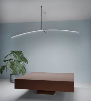 La sospensione Petit di Zava è composta da un lungo tubolare in alluminio con striscia a led che rimane sospeso in equilibrio su un cavo sottile, trasformandosi in un segno grafico nel living. È in grado di illuminare ogni punto del tavolo ed èdisponibile in due formati. Misura L 165 x H 150 cm. Prezzo 638 euro. Misura L 200 x H 150 cm. Prezzo 691 euro. www.zavaluce.it La sospensione Petit di Zava è composta da un lungo tubolare in alluminio con striscia a led che rimane sospeso in equilibrio su un cavo sottile, trasformandosi in un segno grafico nel living. È in grado di illuminare ogni punto del tavolo ed èdisponibile in due formati. Misura L 165 x H 150 cm. Prezzo 638 euro. Misura L 200 x H 150 cm. Prezzo 691 euro. www.zavaluce.it