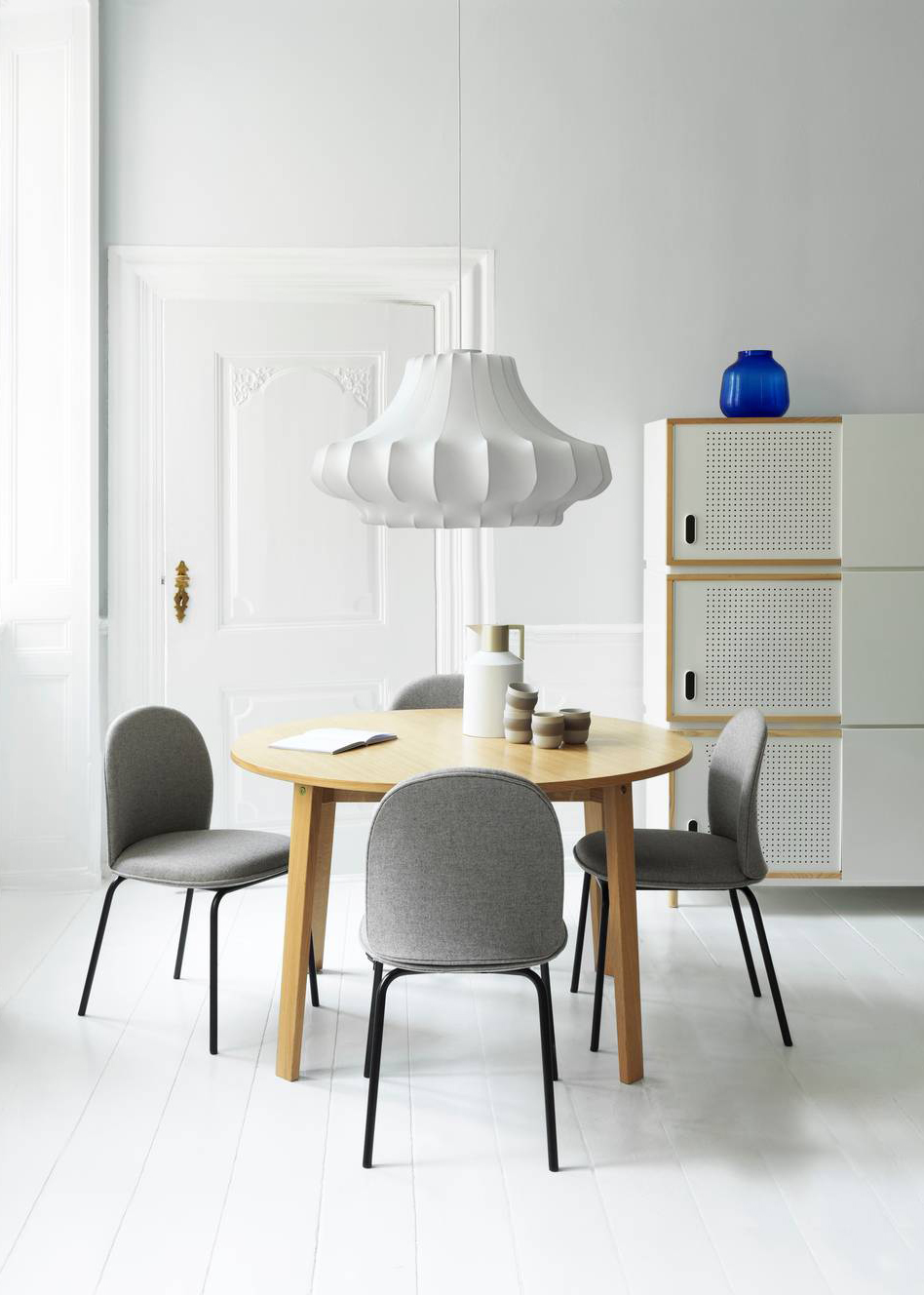 Il paralume della sospensione Phantom Lamp di Normann Copenhagen è realizzato spruzzando sottili fili di resina ignifuga su una struttura in acciaio per dare vita ad una sorta di scenografico “bozzolo” sagomato bianco. Misura Ø 80 x H 44 cm. Prezzo 1.250 euro. www.normann-copenhagen.com Il paralume della sospensione Phantom Lamp di Normann Copenhagen è realizzato spruzzando sottili fili di resina ignifuga su una struttura in acciaio per dare vita ad una sorta di scenografico “bozzolo” sagomato bianco. Misura Ø 80 x H 44 cm. Prezzo 1.250 euro. www.normann-copenhagen.com