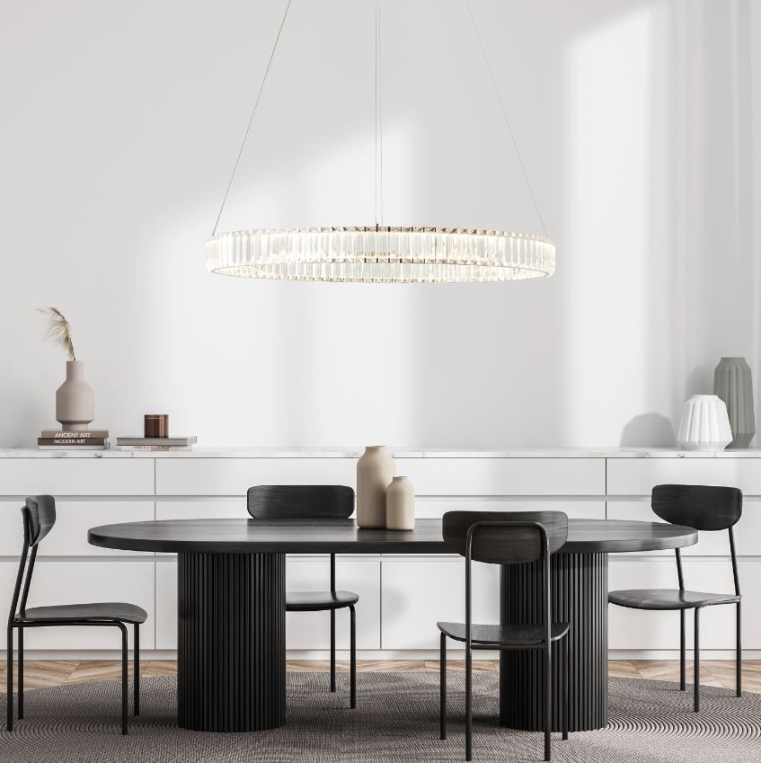 Grande e scenografica la sospensione a Led Queen di Brilliant in vendita da Leroy Merlin; la struttura è caratterizzata da una finitura cromata ed è regolabile in altezza tramite i sottili cavi che la sospendono al soffitto. Inoltre, è dotata dell'ultima tecnologia Led e di un comodo telecomando. Misura Ø 80 cm. Prezzo 539 euro. www.leroymerlin.it Grande e scenografica la sospensione a Led Queen di Brilliant in vendita da Leroy Merlin; la struttura è caratterizzata da una finitura cromata ed è regolabile in altezza tramite i sottili cavi che la sospendono al soffitto. Inoltre, è dotata dell'ultima tecnologia Led e di un comodo telecomando. Misura Ø 80 cm. Prezzo 539 euro. www.leroymerlin.it