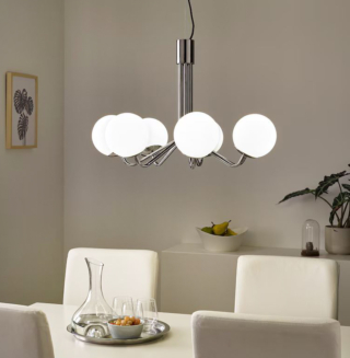 Sette bracci in acciaio cromato, che sorreggono i paralumi sferici in vetro bianco, per la lampada a sospensione Simrishamn di Ikea Italia. Può essere regolata in altezza per illuminare al meglio il tavolo da pranzo. Misura Ø 70 x H 46 cm. Prezzo 129 euro. www.ikea.com Sette bracci in acciaio cromato, che sorreggono i paralumi sferici in vetro bianco, per la lampada a sospensione Simrishamn di Ikea Italia. Può essere regolata in altezza per illuminare al meglio il tavolo da pranzo. Misura Ø 70 x H 46 cm. Prezzo 129 euro. www.ikea.com