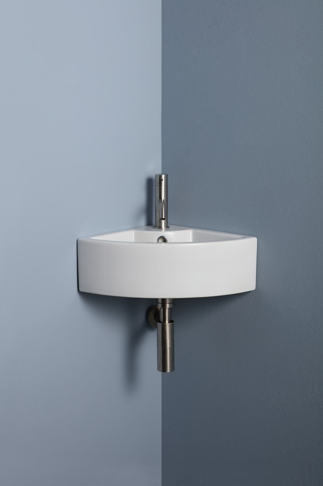 È in ceramica sanitaria bianca il lavabo angolare ICE Corner di Alice Ceramica dal design contemporaneo. Misura L 36 x P 36 cm e costa 190 euro. www.aliceceramica.com È in ceramica sanitaria bianca il lavabo angolare ICE Corner di Alice Ceramica dal design contemporaneo. Misura L 36 x P 36 cm e costa 190 euro. www.aliceceramica.com