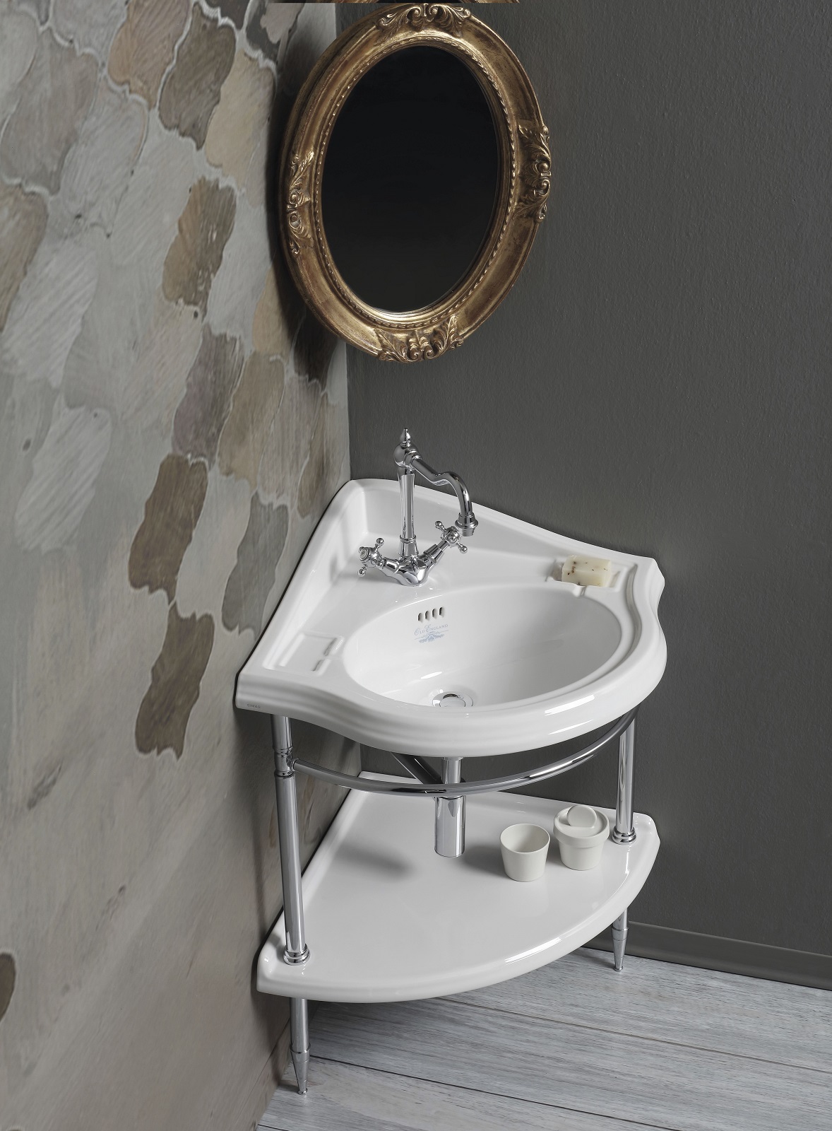 Il lavabo in ceramica bianco lucido ad angolo monoforo Arcade by Simas in stile calssico è predisposto per rubinetteria a tre fori. Può essere sospeso o su una struttura ad angolo in metallo corredata da una mensola sotto lavabo in ceramica. Lavabo e mensola in ceramica sono disponibili nella finitura bianco o nero lucido, la struttura può essere in acciaio, bronzo e oro. Misura L 57,5 x P 57,5 cm. Prezzo, Iva esclusa, 376 euro. La struttura ad angolo in acciaio costa, Iva esclusa, 899 euro. Prezzo, Iva esclusa, della mensola ad angolo in ceramica bianco lucido nella misura L 54 x P 54 cm 235 euro. www.simas.it Il lavabo in ceramica bianco lucido ad angolo monoforo Arcade by Simas in stile calssico è predisposto per rubinetteria a tre fori. Può essere sospeso o su una struttura ad angolo in metallo corredata da una mensola sotto lavabo in ceramica. Lavabo e mensola in ceramica sono disponibili nella finitura bianco o nero lucido, la struttura può essere in acciaio, bronzo e oro. Misura L 57,5 x P 57,5 cm. Prezzo, Iva esclusa, 376 euro. La struttura ad angolo in acciaio costa, Iva esclusa, 899 euro. Prezzo, Iva esclusa, della mensola ad angolo in ceramica bianco lucido nella misura L 54 x P 54 cm 235 euro. www.simas.it