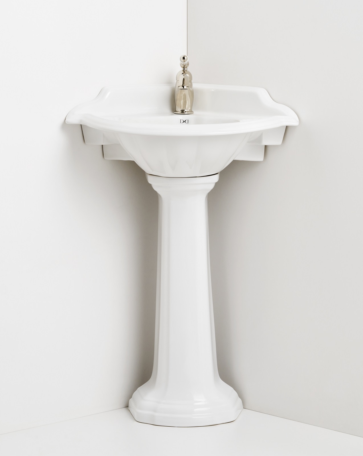 Il lavabo ad angolo di gusto classico Oxford di Devon & Devon è in fine porcellana bianca, disponibile con 1, 2 o 3 fori. È caratterizzato da morbide sinuosità ed elementi decorativi che richiamano le forme di una conchiglia. Il lavabo misura L 61 x P 54 x H 29 cm, la colonna misura L 31,5 x P 19,5 x H 66 cm. Prezzo, Iva esclusa, per lavabo angolare 1 foro con colonna Oxford 2.212,50 euro. www.devon-devon.com Il lavabo ad angolo di gusto classico Oxford di Devon & Devon è in fine porcellana bianca, disponibile con 1, 2 o 3 fori. È caratterizzato da morbide sinuosità ed elementi decorativi che richiamano le forme di una conchiglia. Il lavabo misura L 61 x P 54 x H 29 cm, la colonna misura L 31,5 x P 19,5 x H 66 cm. Prezzo, Iva esclusa, per lavabo angolare 1 foro con colonna Oxford 2.212,50 euro. www.devon-devon.com