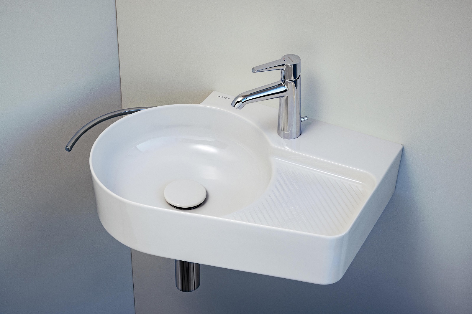 Può essere usato anche ad angolo il piccolo lavabo asimmetrico Val di Laufen con fissaggio a parete in Saphirkeramik, materiale con cui è stato possibile realizzare bordi estremamente sottili. Ha funzionale supporto laterale per asciugamani. Dotato di un ripiano integrato, la superficie del lavabo è texturizzata e crea aree semi-asciutte ideali per riporre saponi e cosmetici. Misura L 53 x P 40 x H 11,5 cm. Prezzo, Iva esclusa, della versione in foto 727 euro. www.laufen.com Può essere usato anche ad angolo il piccolo lavabo asimmetrico Val di Laufen con fissaggio a parete in Saphirkeramik, materiale con cui è stato possibile realizzare bordi estremamente sottili. Ha funzionale supporto laterale per asciugamani. Dotato di un ripiano integrato, la superficie del lavabo è texturizzata e crea aree semi-asciutte ideali per riporre saponi e cosmetici. Misura L 53 x P 40 x H 11,5 cm. Prezzo, Iva esclusa, della versione in foto 727 euro. www.laufen.com