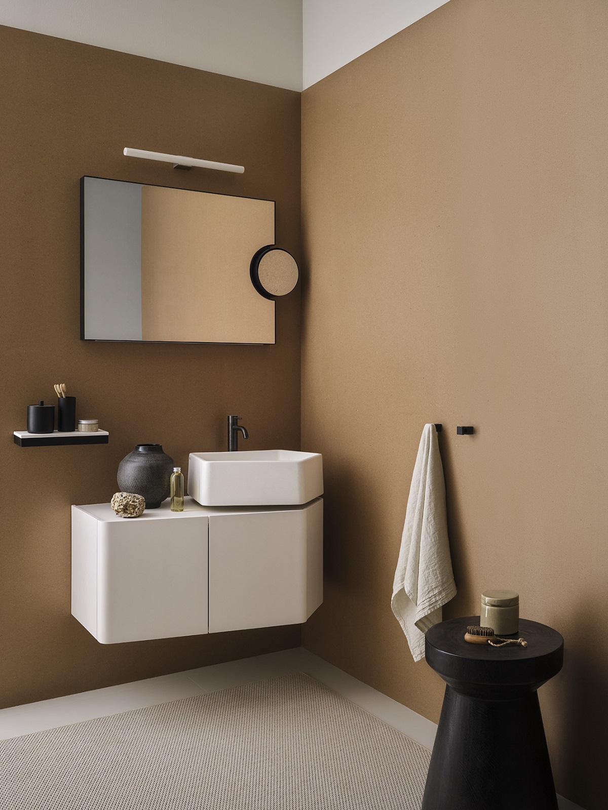 È perfetto anche per gli angoli il lavabo poligonale a cinque lati Kanto di Ceramica Cielo nella dimensione unica di 50 cm. In foto con piano in ceramica Talco e mobile laccato Talco. Prezzo su richiesta. www.ceramicacielo.it È perfetto anche per gli angoli il lavabo poligonale a cinque lati Kanto di Ceramica Cielo nella dimensione unica di 50 cm. In foto con piano in ceramica Talco e mobile laccato Talco. Prezzo su richiesta. www.ceramicacielo.it