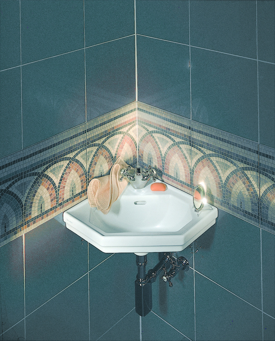 Ha forma pentagonale il lavamani angolare della Serie 1930 di Duravit in ceramica bianco lucido di gusto classico. Ha bordo per la rubinetteria e troppopieno. Misura L 59,5 x P 45 cm. Prezzo 664 euro. www.duravit.it Ha forma pentagonale il lavamani angolare della Serie 1930 di Duravit in ceramica bianco lucido di gusto classico. Ha bordo per la rubinetteria e troppopieno. Misura L 59,5 x P 45 cm. Prezzo 664 euro. www.duravit.it