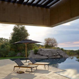 Sono impilabili e facili da spostare, grazie alle rotelle, i lettini Horizon di Tectona che hanno una linea essenziale e raffinata; la struttura in pregiato legno di teak sostiene il tessuto Batyline nero.  Lo schienale offre un meccanismo di regolazione pratico e discreto. Misurano L 200 x P 75,5 x H 35 cm. Prezzo 1.750 euro cad. www.tectona.it Sono impilabili e facili da spostare, grazie alle rotelle, i lettini Horizon di Tectona che hanno una linea essenziale e raffinata; la struttura in pregiato legno di teak sostiene il tessuto Batyline nero.  Lo schienale offre un meccanismo di regolazione pratico e discreto. Misurano L 200 x P 75,5 x H 35 cm. Prezzo 1.750 euro cad. www.tectona.it