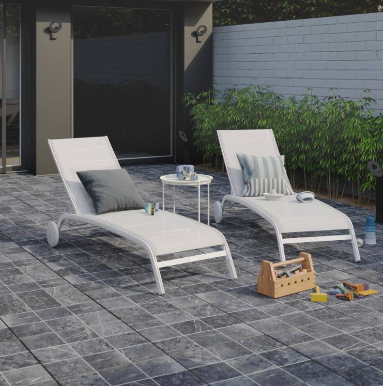 Trasformano il terrazzo in un'oasi relax i lettini Lyra di Naterial in vendita da Leroy Merlin; sono realizzati in alluminio verniciato bianco e textilene candido. Sono dotati di ruote per spostarli facilmente e di uno schienale regolabile. Misurano L 207 x P 63 x H 95 cm. Prezzo 112,95 euro cad. www.leroymerlin.it Trasformano il terrazzo in un'oasi relax i lettini Lyra di Naterial in vendita da Leroy Merlin; sono realizzati in alluminio verniciato bianco e textilene candido. Sono dotati di ruote per spostarli facilmente e di uno schienale regolabile. Misurano L 207 x P 63 x H 95 cm. Prezzo 112,95 euro cad. www.leroymerlin.it