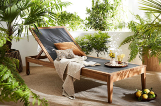 Legno di acacia massiccia oliata per il lettino prendisole Naveen di Miliboo che ha il telo della seduta realizzato in poliestere grigio. Permette di crogiolarsi al sole, rilassarsi o stare seduti grazie allo schienale reclinabile in cinque posizioni. Misura L 195 x P 75 x H 35/100 cm. Prezzo 579,99 euro (per il set da 2 pezzi). www.miliboo.it Legno di acacia massiccia oliata per il lettino prendisole Naveen di Miliboo che ha il telo della seduta realizzato in poliestere grigio. Permette di crogiolarsi al sole, rilassarsi o stare seduti grazie allo schienale reclinabile in cinque posizioni. Misura L 195 x P 75 x H 35/100 cm. Prezzo 579,99 euro (per il set da 2 pezzi). www.miliboo.it