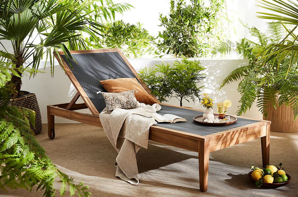 Legno di acacia massiccia oliata per il lettino prendisole Naveen di Miliboo che ha il telo della seduta realizzato in poliestere grigio. Permette di crogiolarsi al sole, rilassarsi o stare seduti grazie allo schienale reclinabile in cinque posizioni. Misura L 195 x P 75 x H 35/100 cm. Prezzo 579,99 euro (per il set da 2 pezzi). www.miliboo.it Legno di acacia massiccia oliata per il lettino prendisole Naveen di Miliboo che ha il telo della seduta realizzato in poliestere grigio. Permette di crogiolarsi al sole, rilassarsi o stare seduti grazie allo schienale reclinabile in cinque posizioni. Misura L 195 x P 75 x H 35/100 cm. Prezzo 579,99 euro (per il set da 2 pezzi). www.miliboo.it