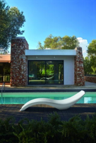 Una forma sinuosa e morbida per Cloe di My Your l'iconico lettino completamente realizzato in Poleasy®, un materiale innovativo, di facile manutenzione, in grado di resistere all’acqua ed ai raggi UV. Misura L 220 x P 69 x H 54 cm. Prezzo da 757 euro + Iva. www.myyour.eu Una forma sinuosa e morbida per Cloe di My Your l'iconico lettino completamente realizzato in Poleasy®, un materiale innovativo, di facile manutenzione, in grado di resistere all’acqua ed ai raggi UV. Misura L 220 x P 69 x H 54 cm. Prezzo da 757 euro + Iva. www.myyour.eu