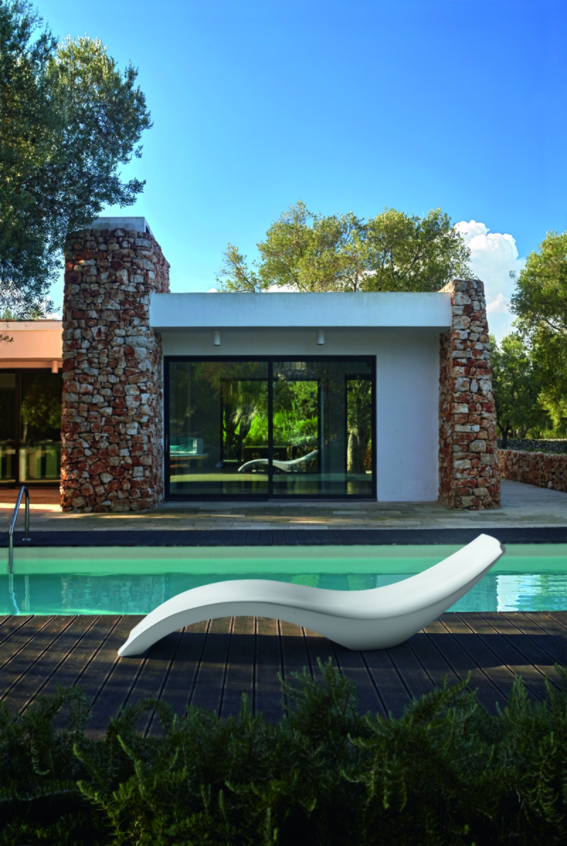 Una forma sinuosa e morbida per Cloe di My Your l'iconico lettino completamente realizzato in Poleasy®, un materiale innovativo, di facile manutenzione, in grado di resistere all’acqua ed ai raggi UV. Misura L 220 x P 69 x H 54 cm. Prezzo da 757 euro + Iva. www.myyour.eu Una forma sinuosa e morbida per Cloe di My Your l'iconico lettino completamente realizzato in Poleasy®, un materiale innovativo, di facile manutenzione, in grado di resistere all’acqua ed ai raggi UV. Misura L 220 x P 69 x H 54 cm. Prezzo da 757 euro + Iva. www.myyour.eu