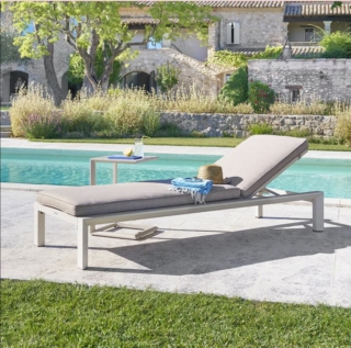 Il materassino ad alto spessore in dotazione rende il lettino reclinabile Evasion in vendita da Kasanova estremamente confortevole; la struttura, in alluminio trattato con polveri epossidiche  color argilla, è rivestita da un materasso rimovibile in texalina. Misura L 200 x P 89 x H 76 cm. Prezzo 349 euro. www.kasanova.com Il materassino ad alto spessore in dotazione rende il lettino reclinabile Evasion in vendita da Kasanova estremamente confortevole; la struttura, in alluminio trattato con polveri epossidiche  color argilla, è rivestita da un materasso rimovibile in texalina. Misura L 200 x P 89 x H 76 cm. Prezzo 349 euro. www.kasanova.com