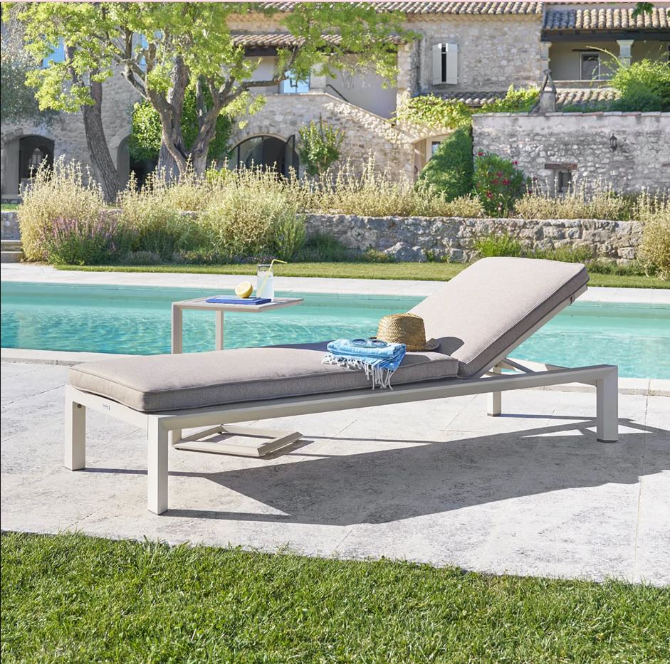 Il materassino ad alto spessore in dotazione rende il lettino reclinabile Evasion in vendita da Kasanova estremamente confortevole; la struttura, in alluminio trattato con polveri epossidiche  color argilla, è rivestita da un materasso rimovibile in texalina. Misura L 200 x P 89 x H 76 cm. Prezzo 349 euro. www.kasanova.com Il materassino ad alto spessore in dotazione rende il lettino reclinabile Evasion in vendita da Kasanova estremamente confortevole; la struttura, in alluminio trattato con polveri epossidiche  color argilla, è rivestita da un materasso rimovibile in texalina. Misura L 200 x P 89 x H 76 cm. Prezzo 349 euro. www.kasanova.com