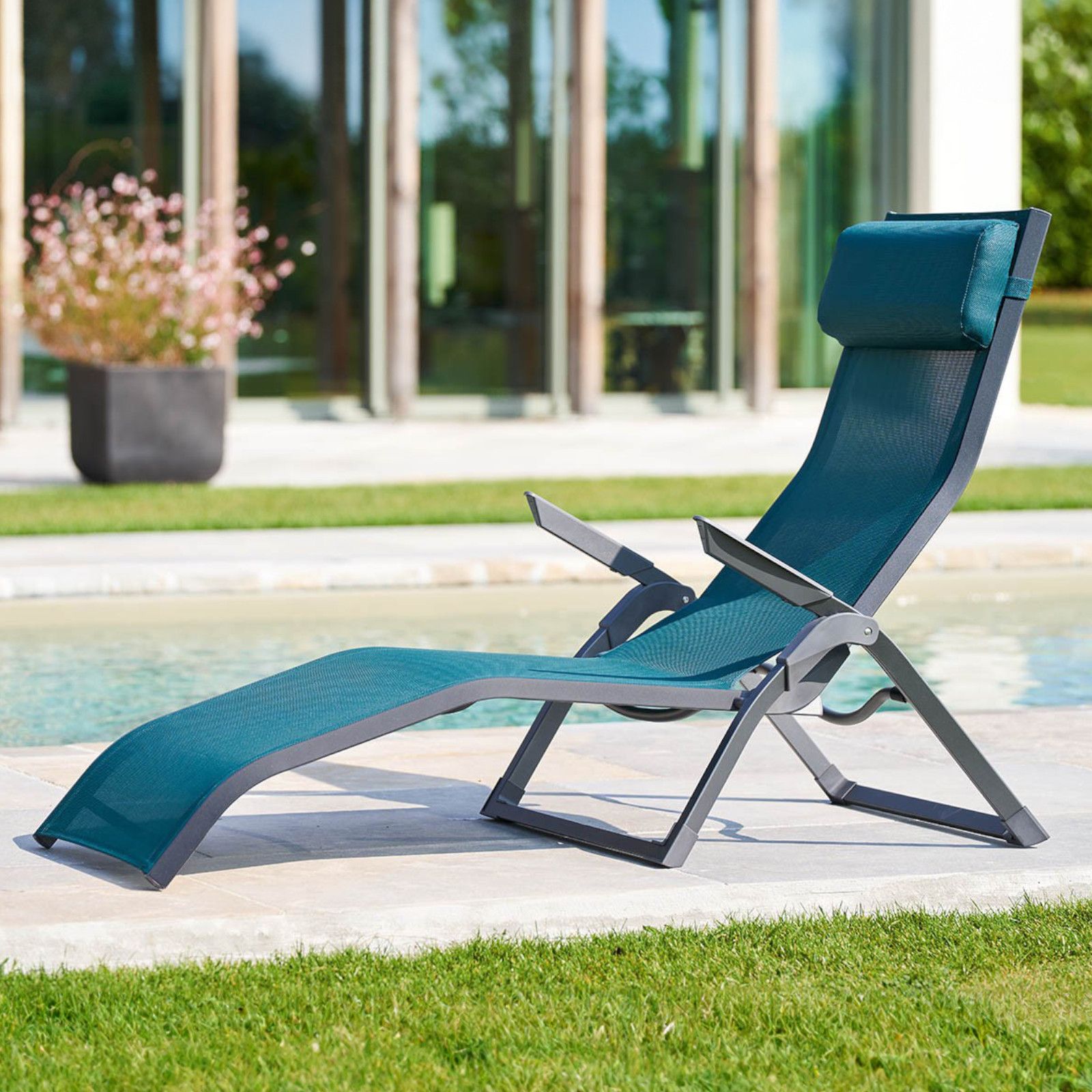 Garantisce il massimo comfort il lettino prendisole Graciosa di Deghi grazie alla presenza di un comodo cuscino poggiatesta e dei braccioli ergonomici. La struttura, realizzata in alluminio con trattamento epossidico contro la ruggine e ui raggi UV e textilene in una raffinata tonalità blu pavone, ha lo schienale reclinabile in due posizioni. Inoltre, è pieghevole per riporlo facilmente quando non serve. Misura L 136 x P 50 x H 89 cm. Prezzo 125 euro.  www.deghi.it Garantisce il massimo comfort il lettino prendisole Graciosa di Deghi grazie alla presenza di un comodo cuscino poggiatesta e dei braccioli ergonomici. La struttura, realizzata in alluminio con trattamento epossidico contro la ruggine e ui raggi UV e textilene in una raffinata tonalità blu pavone, ha lo schienale reclinabile in due posizioni. Inoltre, è pieghevole per riporlo facilmente quando non serve. Misura L 136 x P 50 x H 89 cm. Prezzo 125 euro.  www.deghi.it