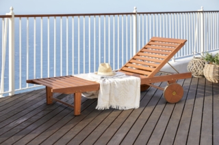 Eucalipto massello per il lettino Mandal di Jysk che ha lo schienale che può essere regolato in cinque posizioni diverse per garantire il massimo comfort. Misura L 205 x P 70 x H 99 cm. Prezzo 179 euro. www.jysk.it Eucalipto massello per il lettino Mandal di Jysk che ha lo schienale che può essere regolato in cinque posizioni diverse per garantire il massimo comfort. Misura L 205 x P 70 x H 99 cm. Prezzo 179 euro. www.jysk.it