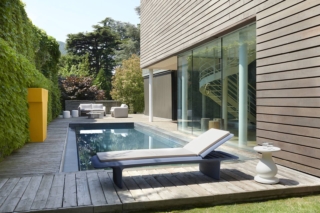 La linea del lettino Ponente di Slide si ispira a quella dei ponti: è prodotto, tramite  lo stampaggio rotazionale, in polietilene. Può essere reso più morbido e confortevole grazie all'aggiunta di un cuscino in tessuto, appositamente progettato; inoltre, lo schienale è regolabile in diverse inclinazioni. Misura L 200 x P 68 x H 34 cm. Prezzo 999 euro. www.slidedesign.it La linea del lettino Ponente di Slide si ispira a quella dei ponti: è prodotto, tramite  lo stampaggio rotazionale, in polietilene. Può essere reso più morbido e confortevole grazie all'aggiunta di un cuscino in tessuto, appositamente progettato; inoltre, lo schienale è regolabile in diverse inclinazioni. Misura L 200 x P 68 x H 34 cm. Prezzo 999 euro. www.slidedesign.it