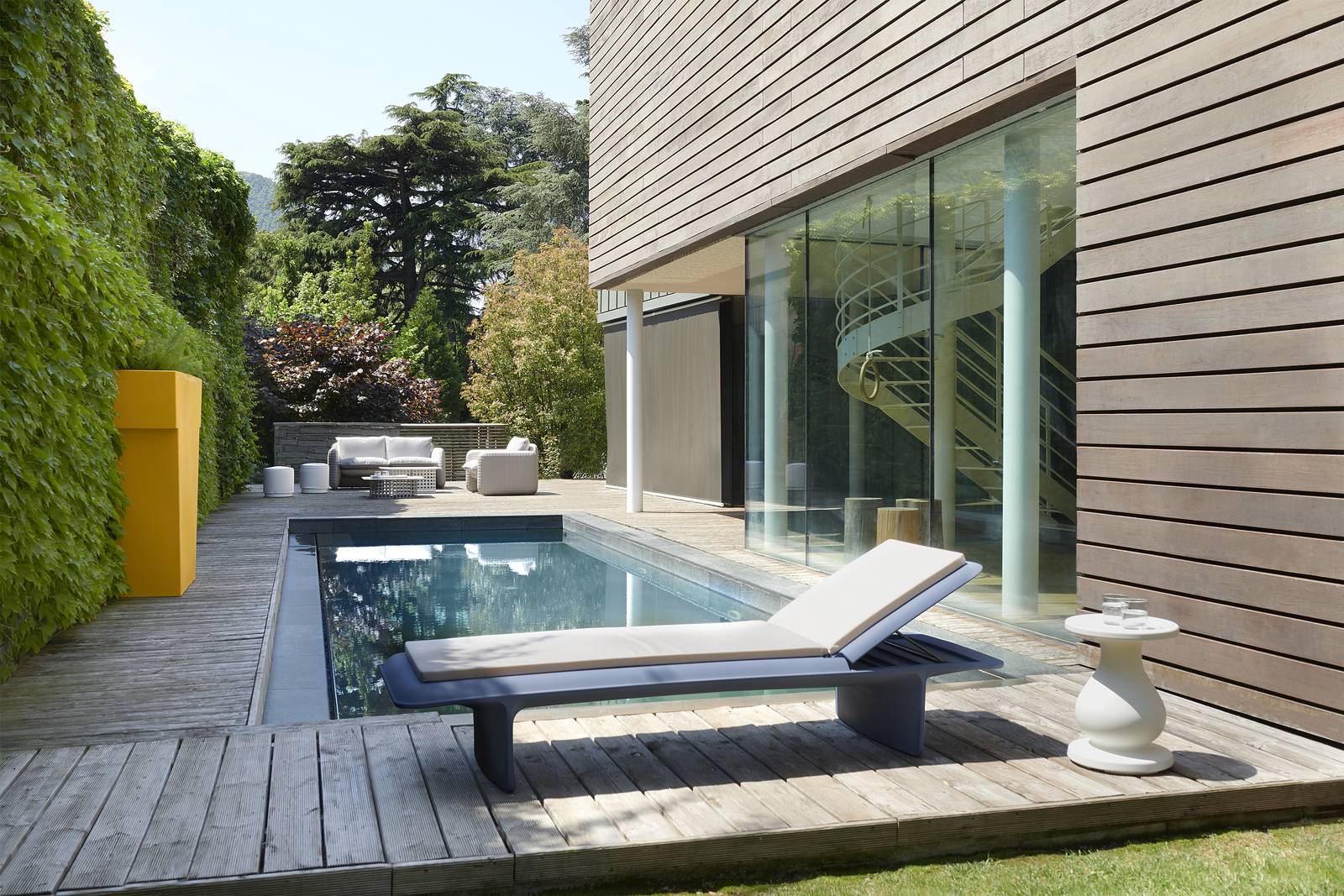 La linea del lettino Ponente di Slide si ispira a quella dei ponti: è prodotto, tramite  lo stampaggio rotazionale, in polietilene. Può essere reso più morbido e confortevole grazie all'aggiunta di un cuscino in tessuto, appositamente progettato; inoltre, lo schienale è regolabile in diverse inclinazioni. Misura L 200 x P 68 x H 34 cm. Prezzo 999 euro. www.slidedesign.it La linea del lettino Ponente di Slide si ispira a quella dei ponti: è prodotto, tramite  lo stampaggio rotazionale, in polietilene. Può essere reso più morbido e confortevole grazie all'aggiunta di un cuscino in tessuto, appositamente progettato; inoltre, lo schienale è regolabile in diverse inclinazioni. Misura L 200 x P 68 x H 34 cm. Prezzo 999 euro. www.slidedesign.it