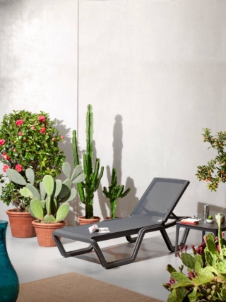 Ha la struttura, leggera e resistente, in materiale termoplastico il lettino Vela di S-CAB. Il telo in tessuto traspirante, idrorepellente e indeformabile, insieme allo schienale regolabile, lo rende comodo e accogliente. Le ruote integrate nel telaio permettono di spostarlo con facilità. Misura L 194 x P 69 x H 43/102 cm. Prezzo a partire da 316 euro. www.scabdesign.com Ha la struttura, leggera e resistente, in materiale termoplastico il lettino Vela di S-CAB. Il telo in tessuto traspirante, idrorepellente e indeformabile, insieme allo schienale regolabile, lo rende comodo e accogliente. Le ruote integrate nel telaio permettono di spostarlo con facilità. Misura L 194 x P 69 x H 43/102 cm. Prezzo a partire da 316 euro. www.scabdesign.com