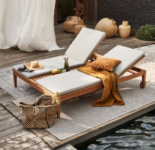 Salsola di La Redoute Interieurs è il lettino matrimoniale perfetto per bagni di sole in coppia: è   caratterizzato da una struttura a doghe in legno di eucalipto FSC con due schienali regolabili indipendenti tra loro e un comodo ripiano centrale integrato. È corredato di cuscini con rivestimento in poliestere grigio chiné sfoderabili. Misura L 201 x P 162 x H 38/90 cm. Prezzo 779 euro. www.laredoute.it Salsola di La Redoute Interieurs è il lettino matrimoniale perfetto per bagni di sole in coppia: è   caratterizzato da una struttura a doghe in legno di eucalipto FSC con due schienali regolabili indipendenti tra loro e un comodo ripiano centrale integrato. È corredato di cuscini con rivestimento in poliestere grigio chiné sfoderabili. Misura L 201 x P 162 x H 38/90 cm. Prezzo 779 euro. www.laredoute.it