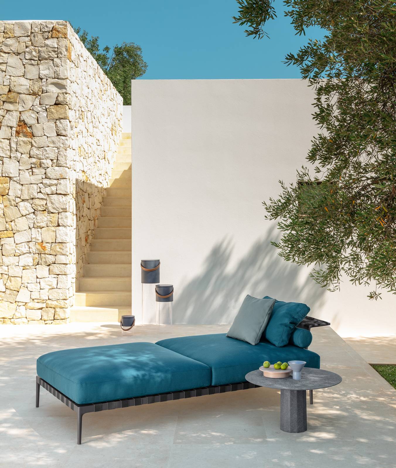 La panca della collezione Salinas di Talenti Outdoor Living è caratterizzata da una linea elegante ed è impreziosita da cinghie e dettagli metallici. La struttura in alluminio color grafite la rende leggera e solida nello stesso tempo; il rivestimento in tessuto blu è completamente sfoderabile. Misura L 185 x P 95 x H 38 cm. Prezzo  4.862,95 euro. www.talentispa.com La panca della collezione Salinas di Talenti Outdoor Living è caratterizzata da una linea elegante ed è impreziosita da cinghie e dettagli metallici. La struttura in alluminio color grafite la rende leggera e solida nello stesso tempo; il rivestimento in tessuto blu è completamente sfoderabile. Misura L 185 x P 95 x H 38 cm. Prezzo  4.862,95 euro. www.talentispa.com