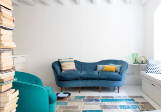 Il divano e la parete tono su tono Il divano e la parete tono su tono