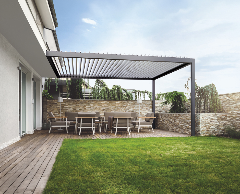 La pergola bioclimatica Movie di Gibus permette di vivere alla luce del sole godendo del panorama e dell'aria fresca grazie al suo design essenziale e slanciato; le lame di copertura ruotano fra 0° e 115° attorno al perno inferiore per ombreggiare. Può essere ulteriormente riparata grazie alle vetrate scorrevoli e alle schermature zip; inoltre, può essere dotata di illuminazione a Led e gestita tramite domotica. La struttura, in alluminio estruso verniciato a polveri, è disponibile nelle versioni a isola, addossata laterale o frontale. Prezzo su progetto. www.gibus.com La pergola bioclimatica Movie di Gibus permette di vivere alla luce del sole godendo del panorama e dell'aria fresca grazie al suo design essenziale e slanciato; le lame di copertura ruotano fra 0° e 115° attorno al perno inferiore per ombreggiare. Può essere ulteriormente riparata grazie alle vetrate scorrevoli e alle schermature zip; inoltre, può essere dotata di illuminazione a Led e gestita tramite domotica. La struttura, in alluminio estruso verniciato a polveri, è disponibile nelle versioni a isola, addossata laterale o frontale. Prezzo su progetto. www.gibus.com