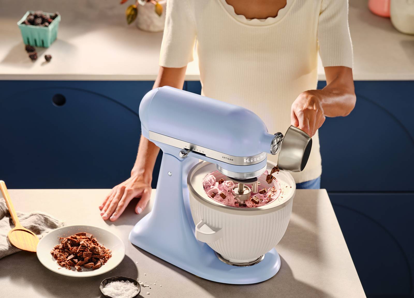 L’accessorio gelatiera di KitchenAid si integra perfettamente con la Planetaria Blue Salt che è regolabile su 10 velocità per amalgamare gli ingredienti in pochissimo tempo ed ottenere un gelato artigianale e gustoso. La ciotola da 1,9 litri in plastica (da congelare 16 ore prima di ogni preparazione) e gli accessori, tra cui la frusta in materiale plastico, sono lavabili direttamente in lavastoviglie. La planetaria, prezzo 849 euro, l’accessorio gelatiera prezzo 169 euro. www.kitchenaid.it