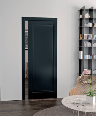 La porta della linea Classika di Flessya modello C00F è caratterizzata dalla pantografatura particolarmente profonda, fino a 10 mm in più rispetto ad altri prodotti. Qui nella versione scorrevole a scomparsacon fughe in finitura Laccato Nero RAL 9005 e telaio modello Lineo, cornice modello Plana e maniglia a incasso ricavavta nell’anta. Misura L 80 x H 210 cm ed il prezzo è 1.306 euro + Iva. www.flessya.com La porta della linea Classika di Flessya modello C00F è caratterizzata dalla pantografatura particolarmente profonda, fino a 10 mm in più rispetto ad altri prodotti. Qui nella versione scorrevole a scomparsacon fughe in finitura Laccato Nero RAL 9005 e telaio modello Lineo, cornice modello Plana e maniglia a incasso ricavavta nell’anta. Misura L 80 x H 210 cm ed il prezzo è 1.306 euro + Iva. www.flessya.com