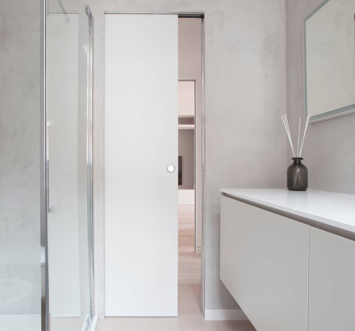 VSI è la porta scorrevole a scomparsa di Viva, versione interno muro adattabile alle differenti soluzioni di scorrimento sia con stipite e coprifili sia con la sola anta. La flessibilità produttiva e la duttilità delle soluzioni tecniche innovative la rendono adatta ad ogni esigenza progettuale. Misura L 80 x H 210 prezzo a partire da 588 euro + Iva. www.vivaporte.com VSI è la porta scorrevole a scomparsa di Viva, versione interno muro adattabile alle differenti soluzioni di scorrimento sia con stipite e coprifili sia con la sola anta. La flessibilità produttiva e la duttilità delle soluzioni tecniche innovative la rendono adatta ad ogni esigenza progettuale. Misura L 80 x H 210 prezzo a partire da 588 euro + Iva. www.vivaporte.com