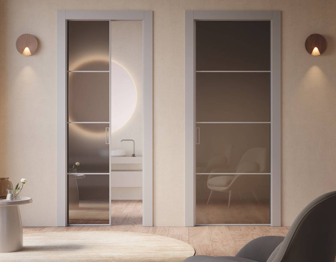 Fa parte della collezione Ego di Door2000 il modello 830 con apertura scorrevole a scomparsa dove la limpidezza del vetro si mescola con la solidità dell’alluminio, divide gli spazi in modo dinamico ed elegante. Questo materiale dal design “nudo” per eccellenza viene reinterpretato per offrire estetiche diverse, dal bronzo all’acidato, dal trasparente neutro o colorato allo specchio, da laccato per arrivare fino al decoro tessuto. La leggerezza del telaio, disponibile in diverse finiture, consente il suo inserimento in molteplici ambienti domestici. Misura L 80 x H 210 cm ed il prezzo è 2.620 euro + Iva. www.door2000.it Fa parte della collezione Ego di Door2000 il modello 830 con apertura scorrevole a scomparsa dove la limpidezza del vetro si mescola con la solidità dell’alluminio, divide gli spazi in modo dinamico ed elegante. Questo materiale dal design “nudo” per eccellenza viene reinterpretato per offrire estetiche diverse, dal bronzo all’acidato, dal trasparente neutro o colorato allo specchio, da laccato per arrivare fino al decoro tessuto. La leggerezza del telaio, disponibile in diverse finiture, consente il suo inserimento in molteplici ambienti domestici. Misura L 80 x H 210 cm ed il prezzo è 2.620 euro + Iva. www.door2000.it