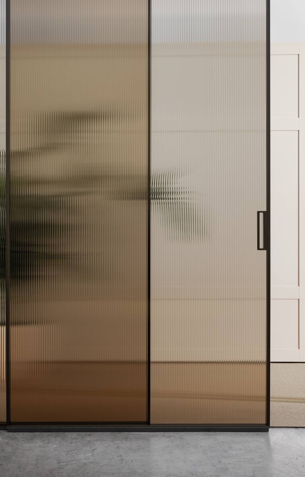 Fa parte del sistema Aria di Effebiquattro la porta scorrevole a 2 ante realizzata con binario incassato, profilo verniciato e vetro stratificato cannettato bronzo fumè, dona un tocco di raffinata eleganza. misura L 80+80 x H 210 cm e costa 2.580 euro. www.effebiquattro.it Fa parte del sistema Aria di Effebiquattro la porta scorrevole a 2 ante realizzata con binario incassato, profilo verniciato e vetro stratificato cannettato bronzo fumè, dona un tocco di raffinata eleganza. misura L 80+80 x H 210 cm e costa 2.580 euro. www.effebiquattro.it