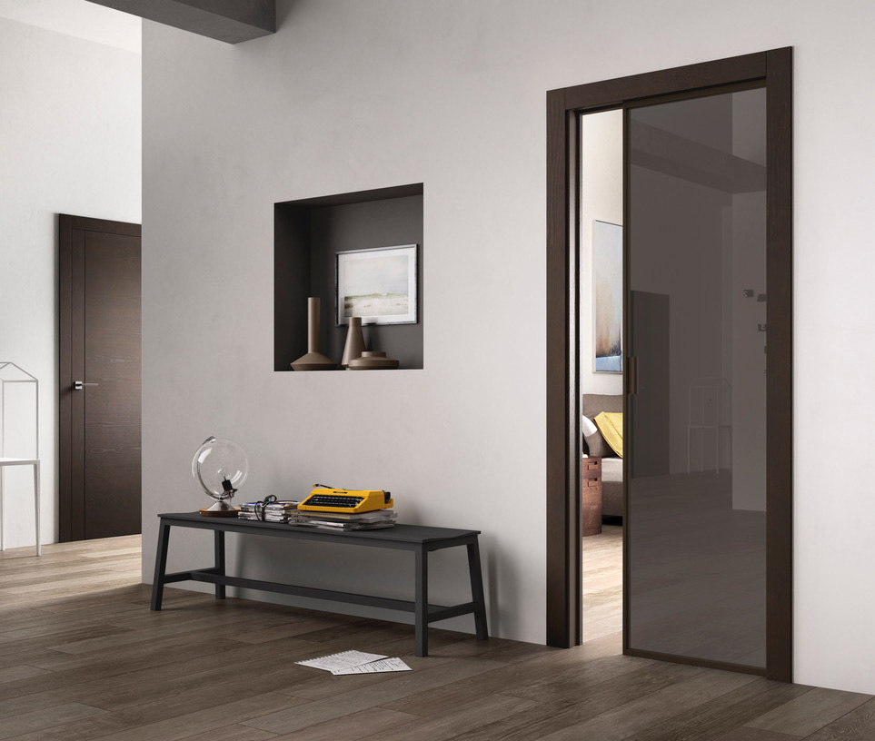 Cristal Frame è la porta scorrevole interno muro con anta in cristallo temperato da 6 mm riflettente grigio e telaio Iride di FerreroLegno, il cristallo disegna e arreda gli spazi con leggerezza, adeguandosi a qualsiasi stile architettonico. I sistemi sono realizzati con cristalli temperati (da 6 a 8 mm) o stratificati (3+3 mm) che coniugano sicurezza, solidità ed eleganza; infatti la tecnologia avanzata Doppio Vetro isola dal rumore e permette soltanto alla luce di entrare nella stanza. Le porte interne sono disponibili in numerose finiture di cristallo. Con Scrighi porta singola senza serratura con maniglia Elle misura L 80 x H 210 cm il prezzo totale è 1.566 euro. www.ferrerolegno.com Cristal Frame è la porta scorrevole interno muro con anta in cristallo temperato da 6 mm riflettente grigio e telaio Iride di FerreroLegno, il cristallo disegna e arreda gli spazi con leggerezza, adeguandosi a qualsiasi stile architettonico. I sistemi sono realizzati con cristalli temperati (da 6 a 8 mm) o stratificati (3+3 mm) che coniugano sicurezza, solidità ed eleganza; infatti la tecnologia avanzata Doppio Vetro isola dal rumore e permette soltanto alla luce di entrare nella stanza. Le porte interne sono disponibili in numerose finiture di cristallo. Con Scrighi porta singola senza serratura con maniglia Elle misura L 80 x H 210 cm il prezzo totale è 1.566 euro. www.ferrerolegno.com