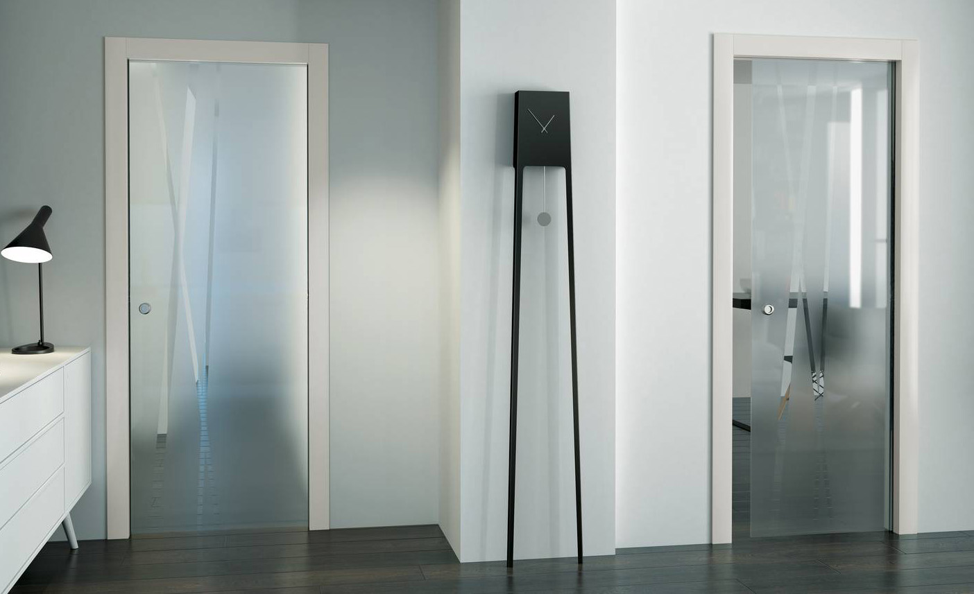 Il modello V00 della linea Vetra di Flessya è una porta a vetro caratterizzata da anta a vetro con base sabbiata e decoro trasparente modello NG00, l’apertura è scorrevole a scomparsa. La finitura è realizzata in laccato grigio ICA 0238, il telaio è modello Lineo e la cornice è modello Plana, dotata di maniglia a incasso Tonda. Misura L 80 x H 210 cm ed il prezzo è 1.951 euro + Iva. www.flessya.com Il modello V00 della linea Vetra di Flessya è una porta a vetro caratterizzata da anta a vetro con base sabbiata e decoro trasparente modello NG00, l’apertura è scorrevole a scomparsa. La finitura è realizzata in laccato grigio ICA 0238, il telaio è modello Lineo e la cornice è modello Plana, dotata di maniglia a incasso Tonda. Misura L 80 x H 210 cm ed il prezzo è 1.951 euro + Iva. www.flessya.com