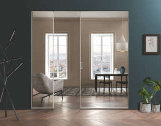 Versatile, funzionale e moderna è la porta scorrevole a scomparsa con anta in vetro Luce di GD Dorigo. Il telaio leggero e disponibile in diverse finiture ne consente l’inserimento in diversi ambienti domestici, il vetro trasparente consente di dividere gli ambienti lasciando passare tutta la luce. La finitura in foto è laccato RAL Chiaro e la maniglia modello Ring, misura L 100+100 x H 210 cm ed il prezzo è 2.758 euro + Iva. www.gd-dorigo.com Versatile, funzionale e moderna è la porta scorrevole a scomparsa con anta in vetro Luce di GD Dorigo. Il telaio leggero e disponibile in diverse finiture ne consente l’inserimento in diversi ambienti domestici, il vetro trasparente consente di dividere gli ambienti lasciando passare tutta la luce. La finitura in foto è laccato RAL Chiaro e la maniglia modello Ring, misura L 100+100 x H 210 cm ed il prezzo è 2.758 euro + Iva. www.gd-dorigo.com