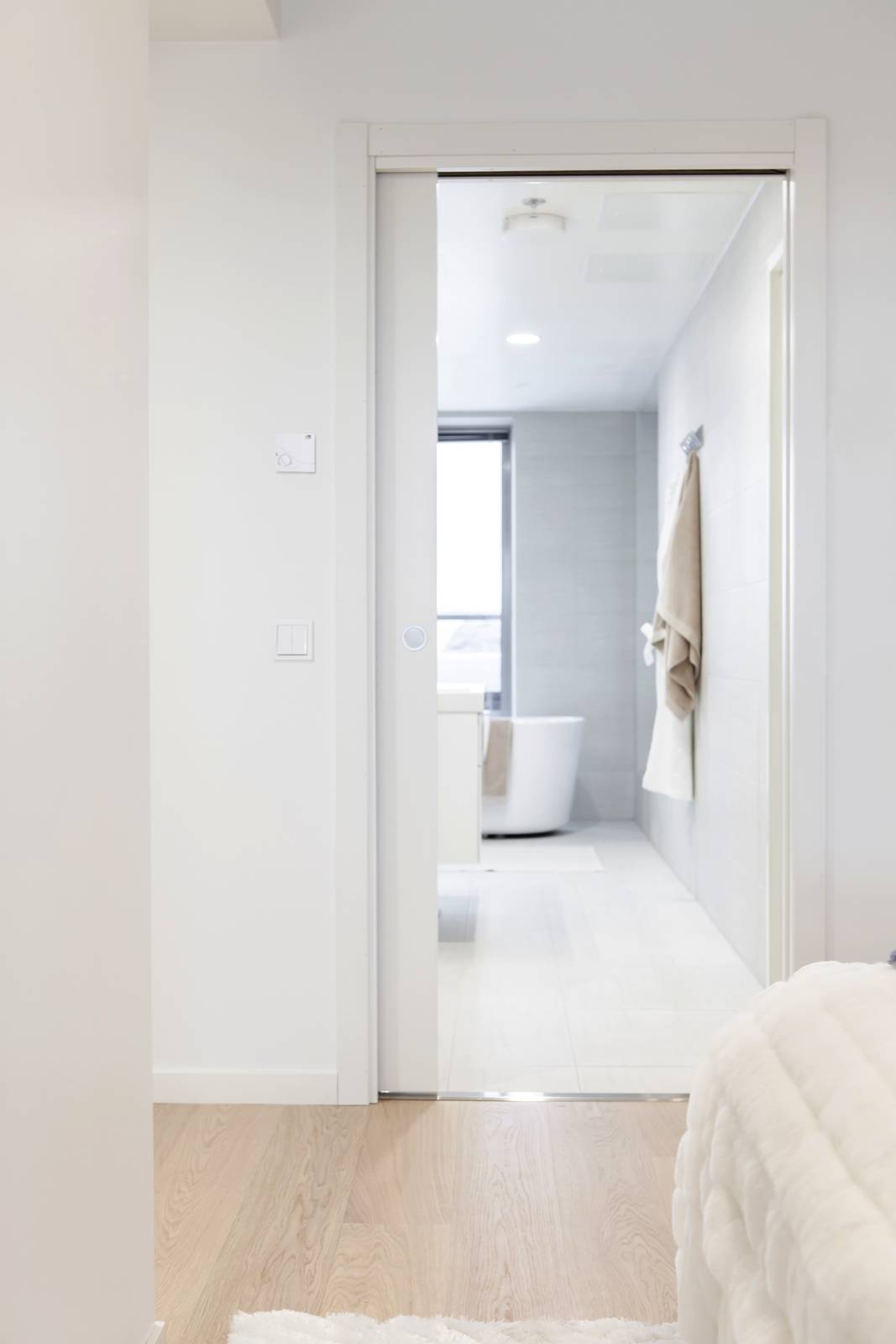 ECLISSE Luce è il controtelaio per porte a scomparsa che prevedono le finiture esterne, quali stipiti e cornici coprifilo. Non sono necessarie batterie o comandi in radio frequenza proprio perché la speciale struttura interna del controtelaio permette di avere lo spazio necessario per il passaggio dei cavi elettrici. ECLISSE Luce permette il posizionamento di 10 scatole elettriche, 5 da un lato e 5 dall’altro di ogni anta. ECLISSE Luce è il controtelaio per porte a scomparsa che prevedono le finiture esterne, quali stipiti e cornici coprifilo. Non sono necessarie batterie o comandi in radio frequenza proprio perché la speciale struttura interna del controtelaio permette di avere lo spazio necessario per il passaggio dei cavi elettrici. ECLISSE Luce permette il posizionamento di 10 scatole elettriche, 5 da un lato e 5 dall’altro di ogni anta.