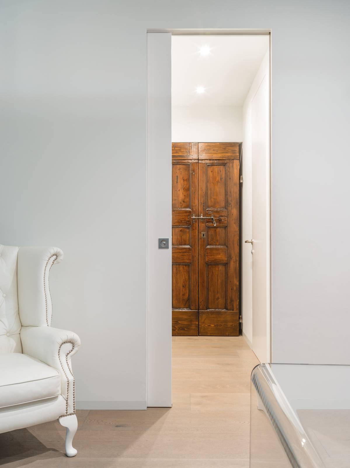 ECLISSE Syntesis® Line scorrevole è il controtelaio senza finiture esterne, privo di stipiti e coprifili per una o due ante speculari, con profili resinati perfetti, uguali alla parete, per una perfetta combinazione tra tecnologia e design. La robustezza strutturale tipica dei controtelai ECLISSE viene in questo modello ulteriormente incrementata per evitare alterazioni lungo la linea del foro-porta e per rispondere adeguatamente alle esigenze di misure non standard. Le staffe di rinforzo, il montante di battuta estruso, la barra di allineamento (brevettata), oltre agli altri particolari costruttivi, eliminano rischi di deformazione sia durante la posa in opera che nel tempo. ECLISSE Syntesis® Line scorrevole è il controtelaio senza finiture esterne, privo di stipiti e coprifili per una o due ante speculari, con profili resinati perfetti, uguali alla parete, per una perfetta combinazione tra tecnologia e design. La robustezza strutturale tipica dei controtelai ECLISSE viene in questo modello ulteriormente incrementata per evitare alterazioni lungo la linea del foro-porta e per rispondere adeguatamente alle esigenze di misure non standard. Le staffe di rinforzo, il montante di battuta estruso, la barra di allineamento (brevettata), oltre agli altri particolari costruttivi, eliminano rischi di deformazione sia durante la posa in opera che nel tempo.