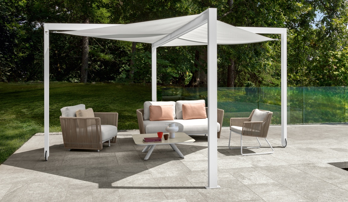 Garantisce un'ombra ampia e gradevole il sistema ombreggiante MrX di Talenti Outdoor Living che ha la struttura, con apertura a compasso, realizzata in estrusi di alluminio disponibili in diverse varianti di colore e il telo in 100% PET Tinto Massa idrorepellente. Il sistema di apertura e chiusura vele avviene tramite un avvolgitore manuale. Misura L 425 x P 443 x H 230 cm. Prezzo a partire da 8.461 euro. www.talentispa.com Garantisce un'ombra ampia e gradevole il sistema ombreggiante MrX di Talenti Outdoor Living che ha la struttura, con apertura a compasso, realizzata in estrusi di alluminio disponibili in diverse varianti di colore e il telo in 100% PET Tinto Massa idrorepellente. Il sistema di apertura e chiusura vele avviene tramite un avvolgitore manuale. Misura L 425 x P 443 x H 230 cm. Prezzo a partire da 8.461 euro. www.talentispa.com